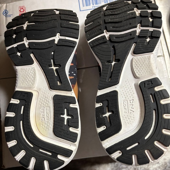 Brooks Women's Run Hoppy Ghost 7.5 medium - Picture 6 of 11